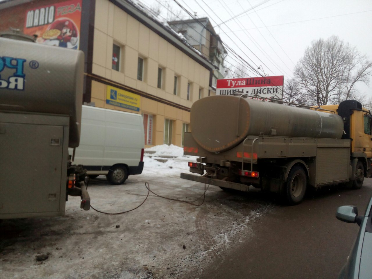 На Городском переулке в Туле водовоз застрял в яме | ИА “Тульская Пресса”