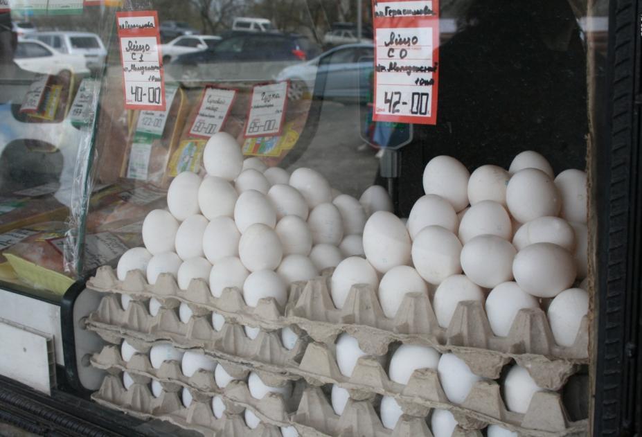 Сколько стоит яйцо сегодня. Яйца в магазине. Яйца на прилавке. Яйцо куриное выкладка.