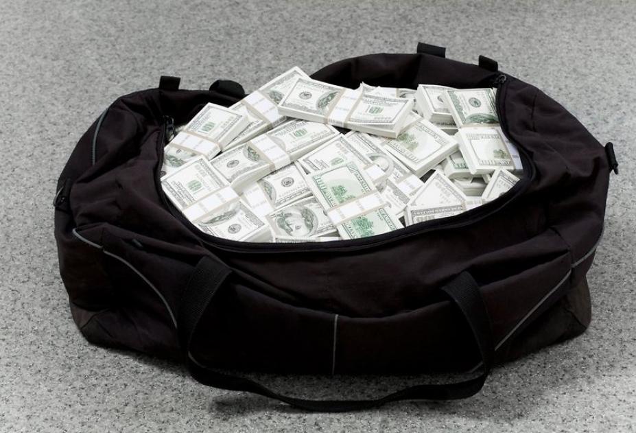 Инкассаторские сумки с деньгами