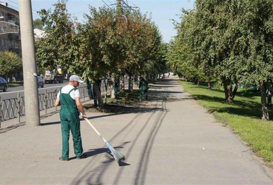 Убранная площадь. Уборка улиц. Летняя уборка городских территорий. Уборка улиц летом. Уборщики улиц в Красноярске.