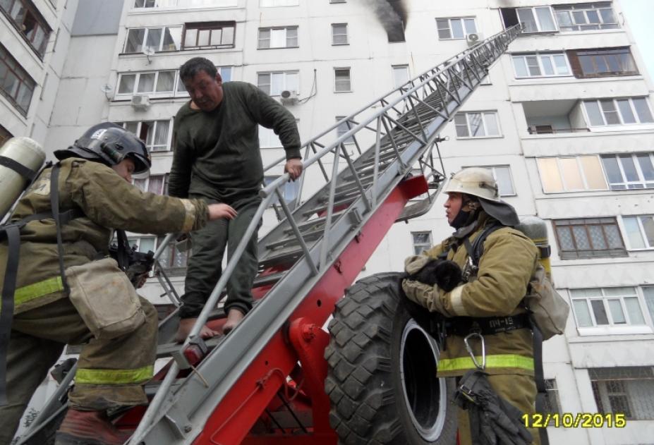 Фото пожарные спасают людей