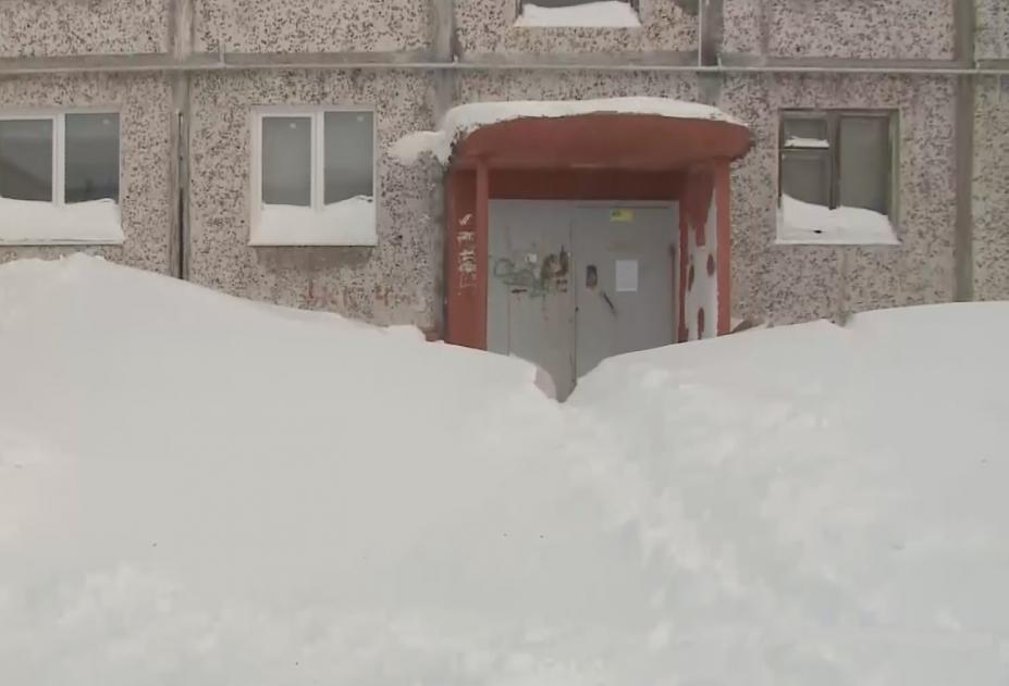 Белый снег заметает подъезды. Подъезд зимой. Дверь завалило снегом. Снег у подъезда. Снежный подъезд.