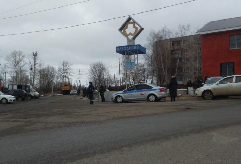 Плеханово. Плеханово Тула. Цыганский поселок Малоярославец. Плеханово знак. Поселок Плеханово улица Садовая Стелла электропривод.