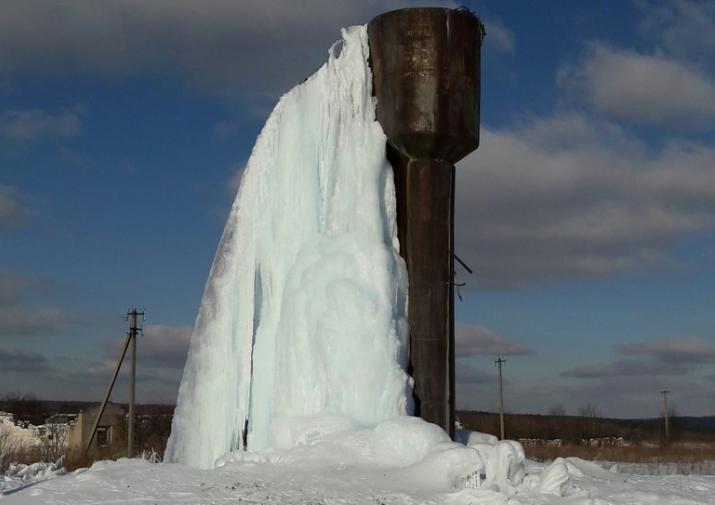 Замерзшая водонапорная башня