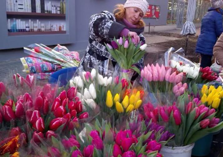 Тюльпаны нефтекамск. Торговля цветами на улице. Уличная торговля тюльпанами. Продам тюльпаны. Тюльпаны в цветочном магазине.