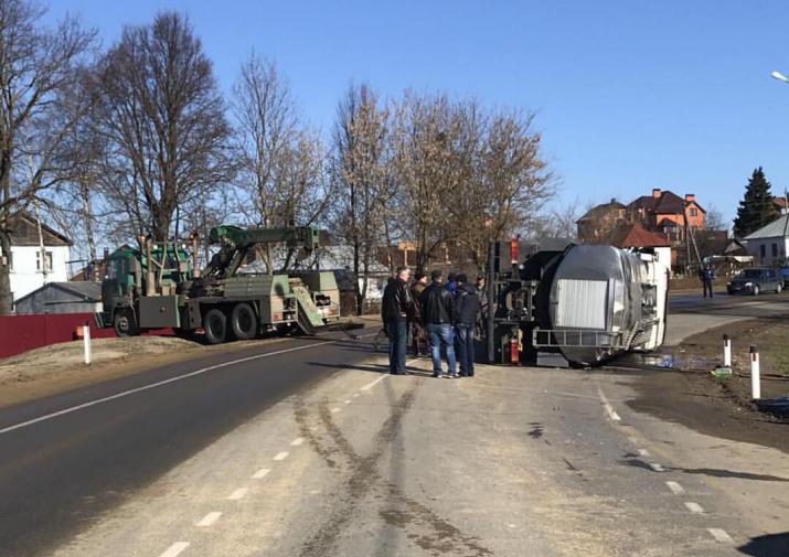 На Венёвской дороге опрокинулась фура - понадобился эвакуатор | ИА ...