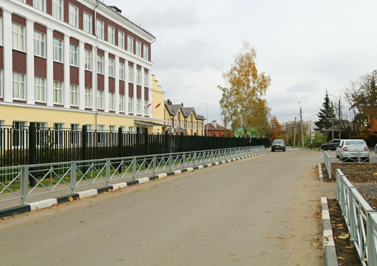 Школа рогова. Фото возле школы. Школа на улице. Тула улица Рогова. Фото школы с улицы.