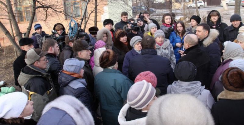 Жильцы дома. Собрание жителей. Собрание на улице. Собрание жильцов зима. Собрание жителей зимой.