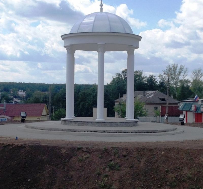 Ясногорск тульская. Ротонда с памятником Екатерине II Ясногорск. Ясногорск Ротонда с Екатериной. Ясногорск Ротонда Екатерине аллея. Памятник в Ясногорске.