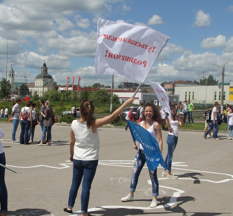 Организация отдыха детей и молодежи тула. Молодежь Тулы. Тула молодежь картинки. Репортаж о бульваре молодёжи в Туле. Тула молодежные флешбомы картинки.