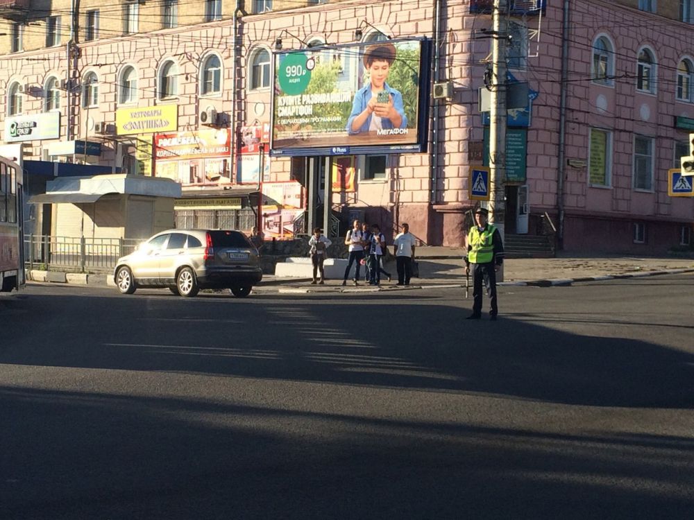 Город горький индекс. Светофор на пересечении Горького и Октябрьской в Туле. Улица Максима Горького Тула остановка. Перекресток на Максима Горького Тула. Перекресток улиц м.Горького и Пузакова в Туле.