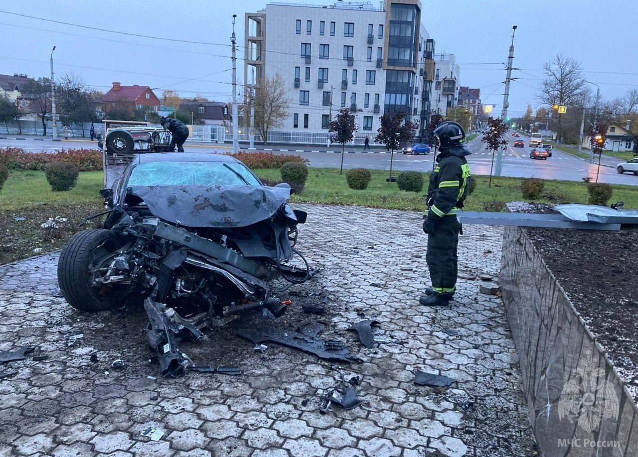 В Туле ночью автомобиль влетел в стелу: водитель скончался на месте | ИА  “Тульская Пресса”