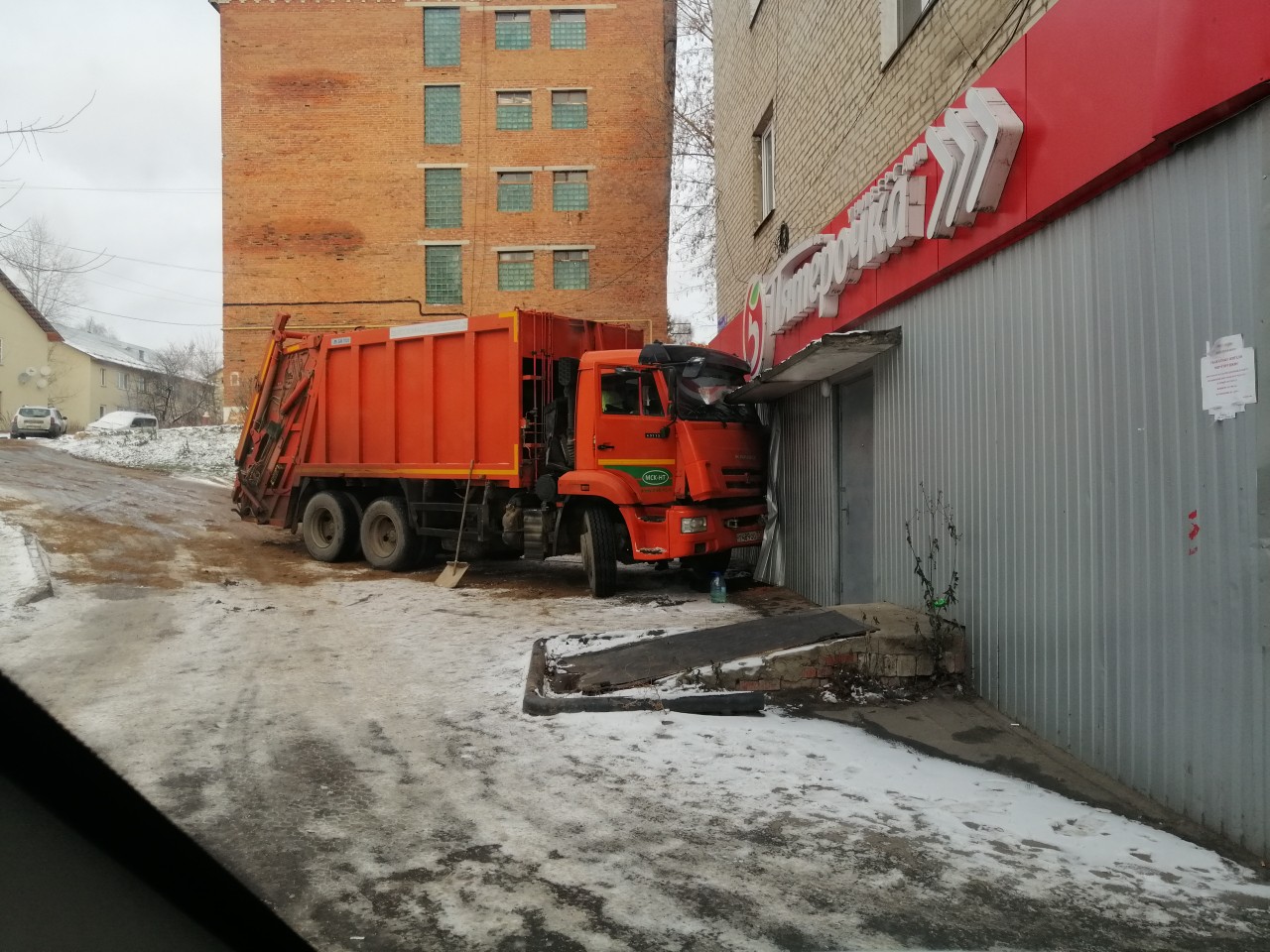 В Алексине мусоровоз из-за скользкой дороги въехал в 