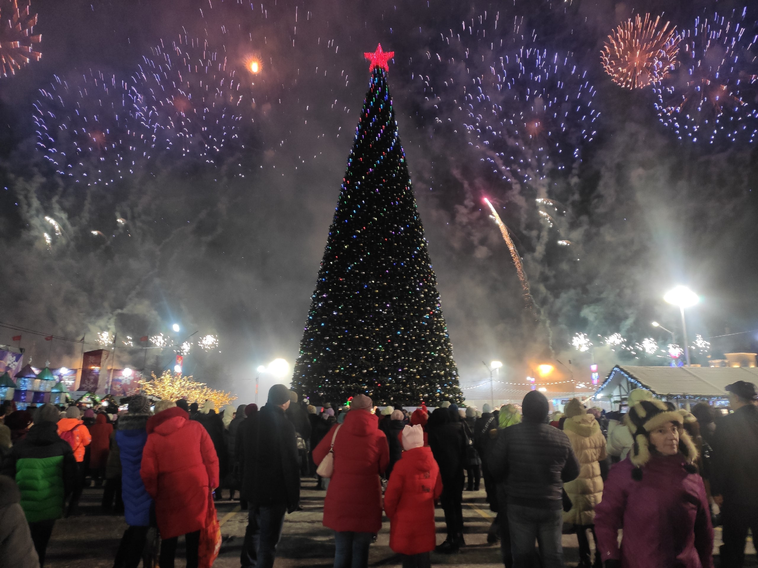 Почему новый год праздник. Празднование нового года. Новогодняя елка на улице. Празднование нового года в России. Празднуют новый год.