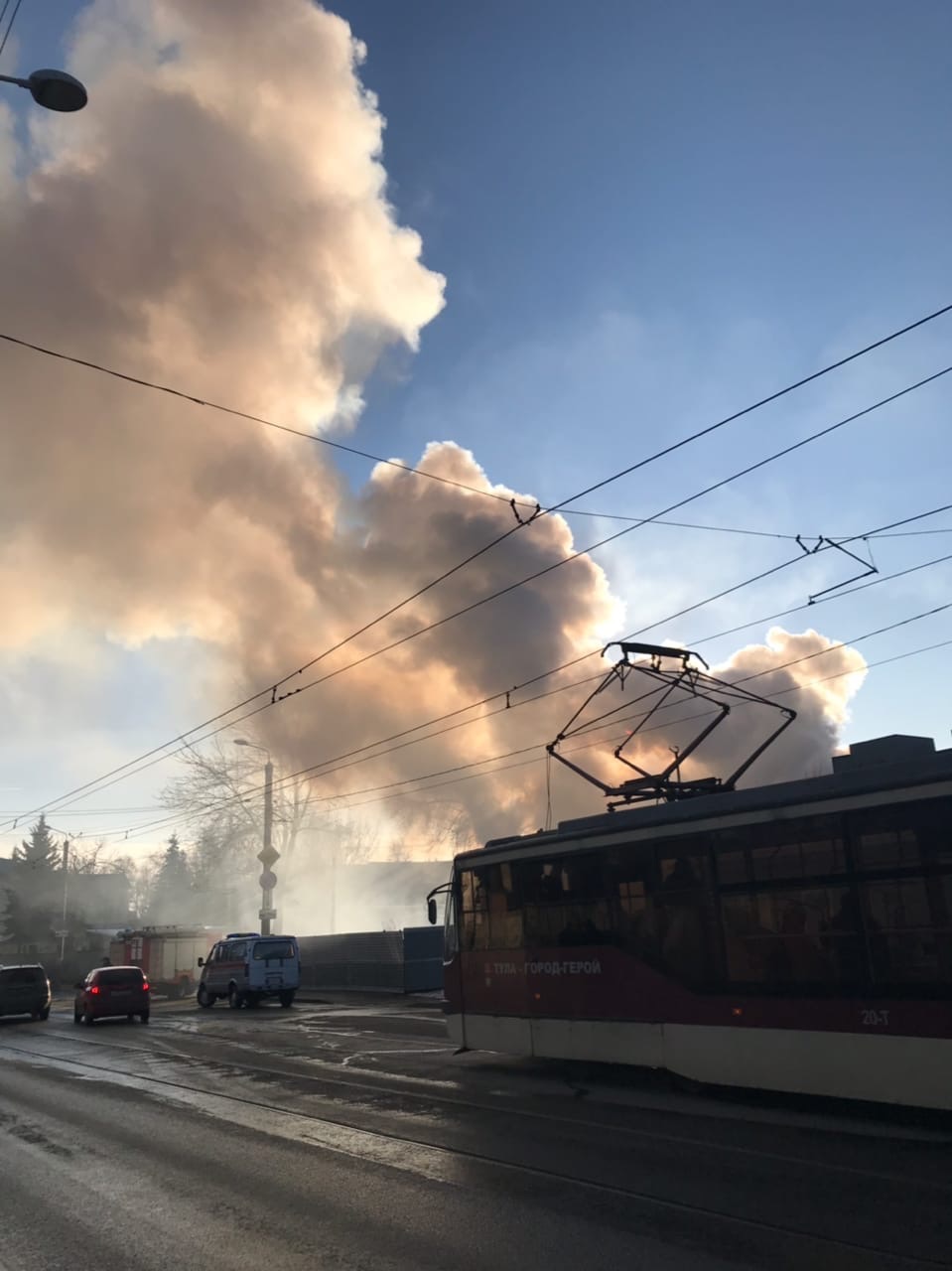 Что взорвалось в туле сегодня. Пожар в Туле сейчас. Тула сейчас. В Туле горит деревянный дом. Тула сейчас фото.