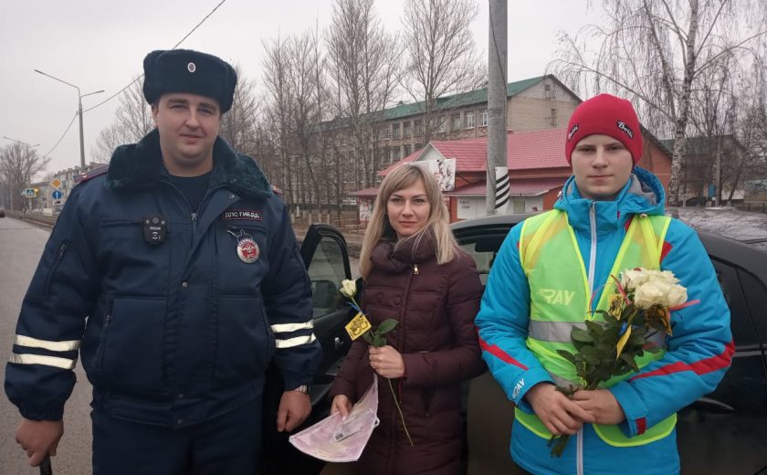 Сотрудники ГИБДД в Туле поздравили женщин-водителей с 8 марта | ИА