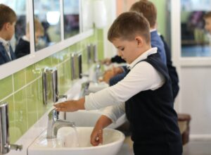 Никаких чипсов, энергетиков и полуфабрикатов: тулякам напомнили правила школьного питания