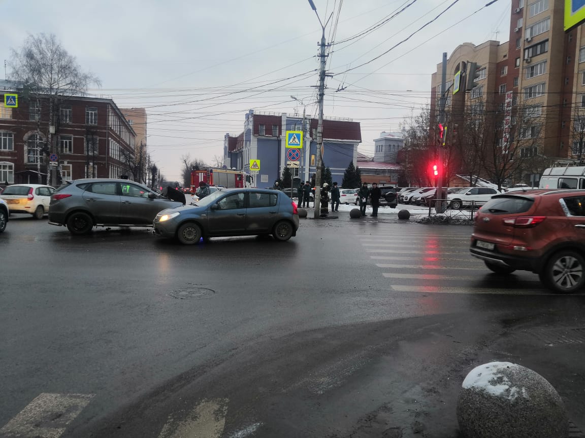 Хендай тула. Авария на демонстрации и с машиной МЧС. ДТП Москва служба пожаротушения. Происшествия в Туле за сутки.