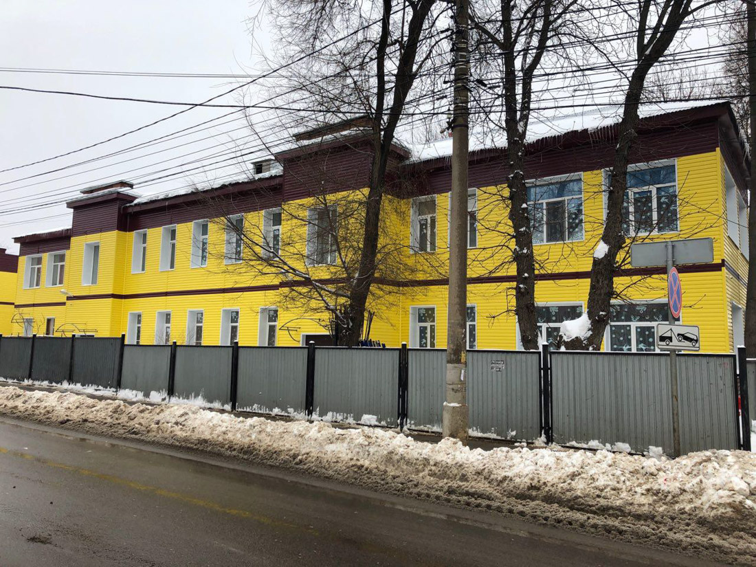 Желто коричневое здание детского дома