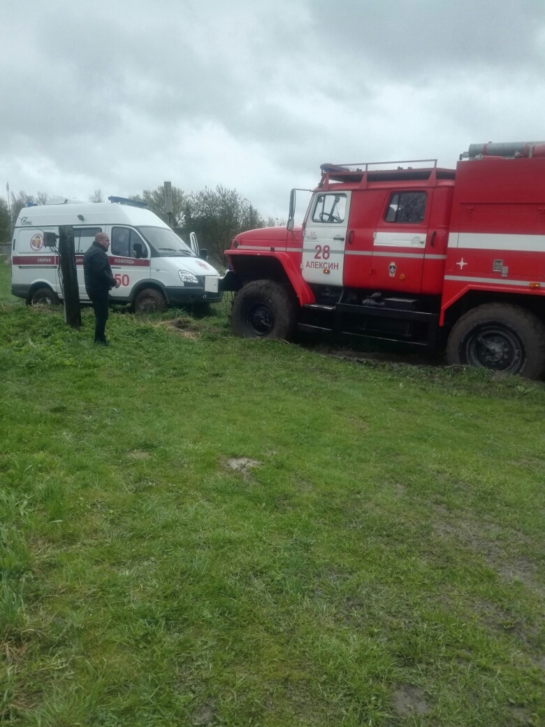 В Алексине машина скорой помощи застряла в грязи. На помощь приехали  пожарные и тоже застряли | ИА “Тульская Пресса”