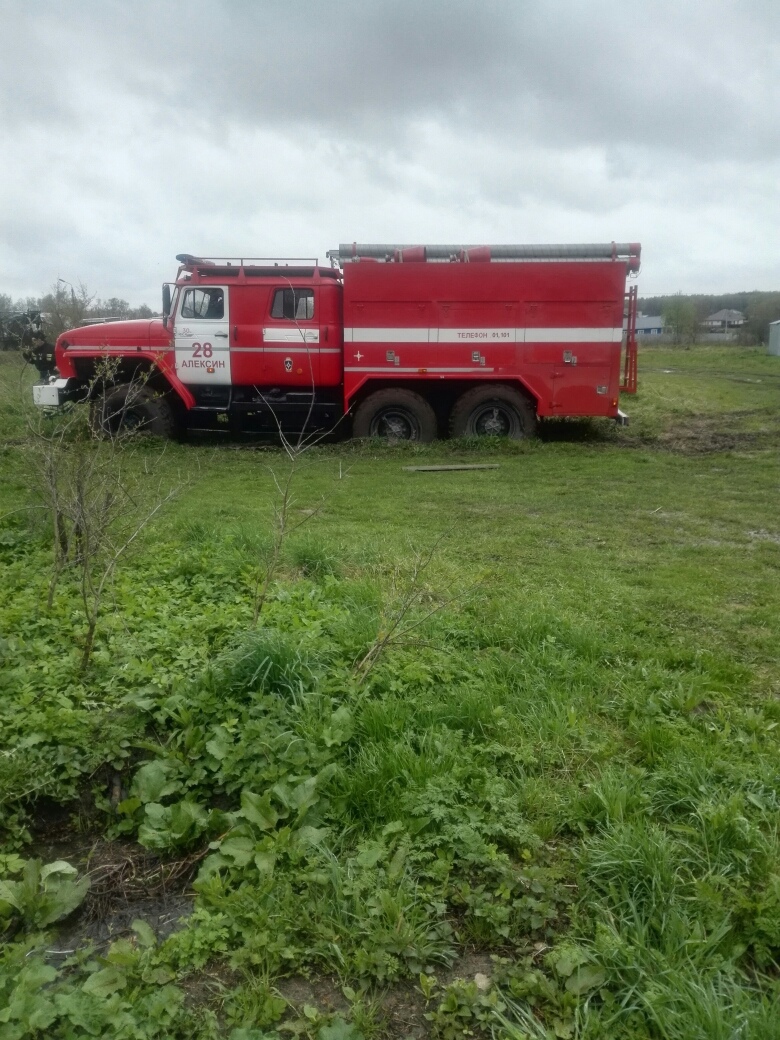 В Алексине машина скорой помощи застряла в грязи. На помощь приехали  пожарные и тоже застряли | ИА “Тульская Пресса”