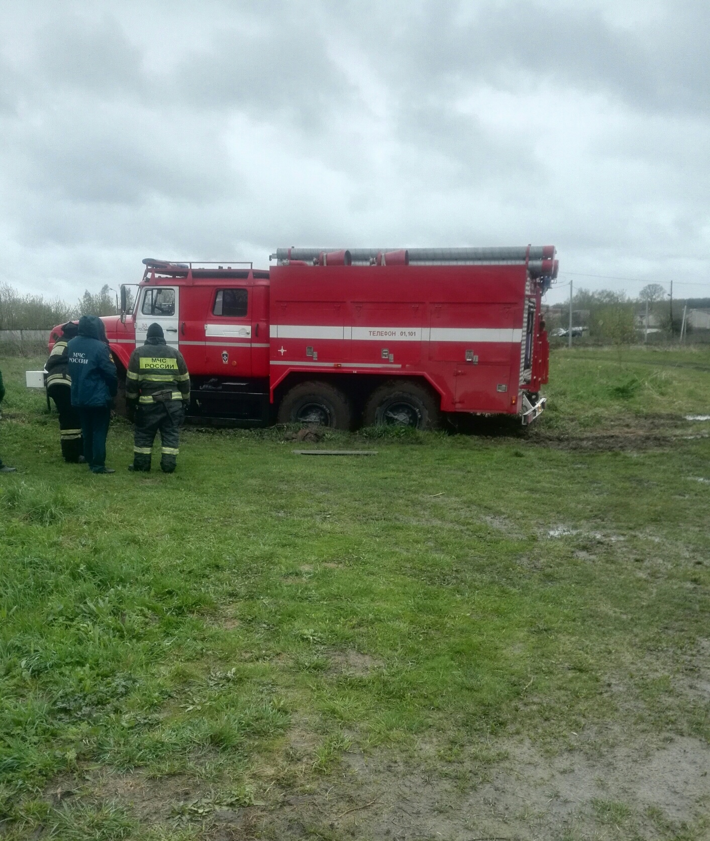 В Алексине машина скорой помощи застряла в грязи. На помощь приехали  пожарные и тоже застряли | ИА “Тульская Пресса”