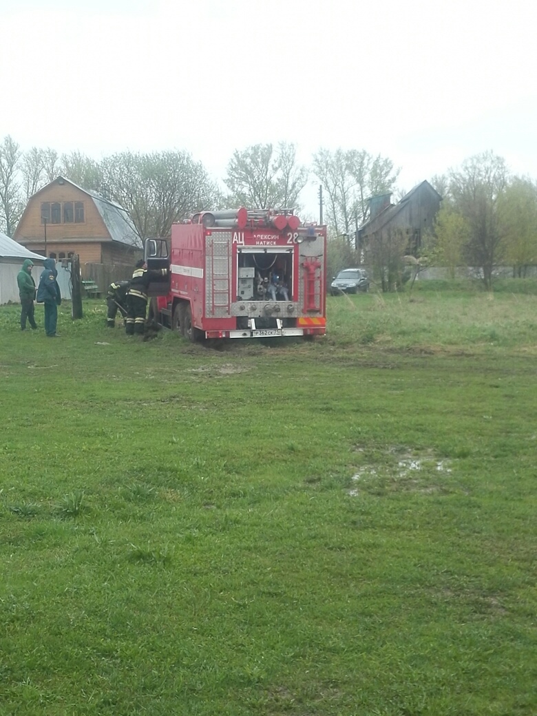 В Алексине машина скорой помощи застряла в грязи. На помощь приехали  пожарные и тоже застряли | ИА “Тульская Пресса”