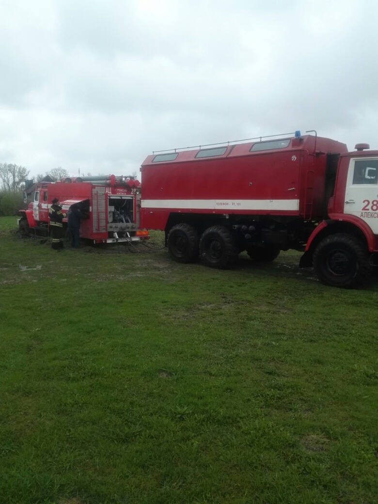 В Алексине машина скорой помощи застряла в грязи. На помощь приехали  пожарные и тоже застряли | ИА “Тульская Пресса”