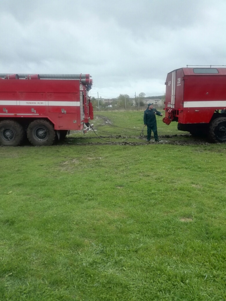 В Алексине машина скорой помощи застряла в грязи. На помощь приехали  пожарные и тоже застряли | ИА “Тульская Пресса”