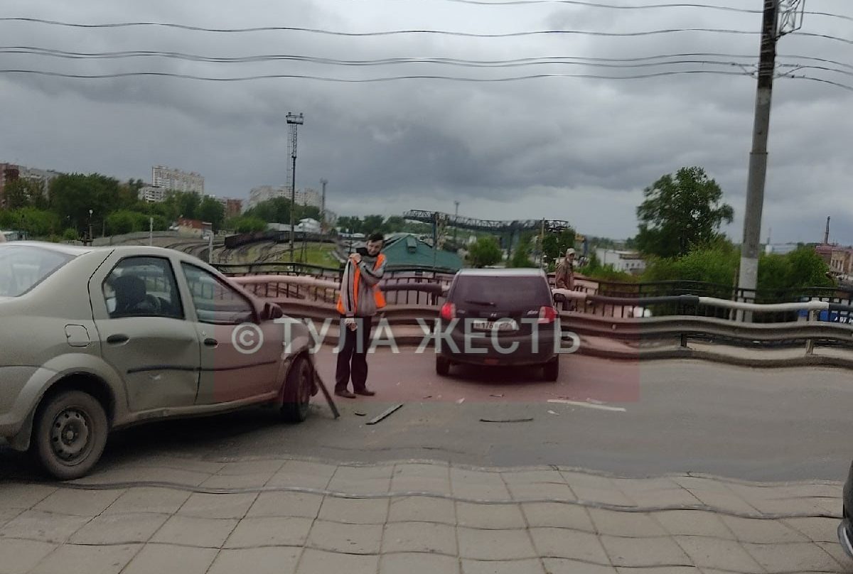 В Туле из-за аварии на Демидовском путепроводе перекрыты три полосы  движения | ИА “Тульская Пресса”