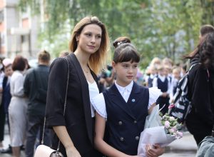 Без леопарда и кричащих брендов: как родителям уместно выглядеть на школьной линейке