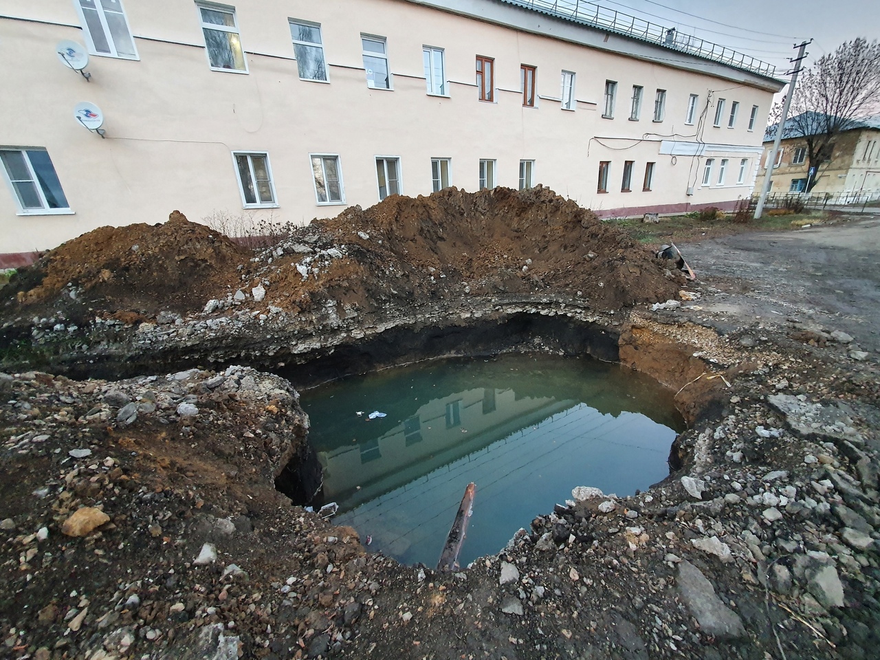 Яму заполненную водой. Огромная яма. Огромная яма в городе. Тульская яма в Новосибирске. Яма с камнями.