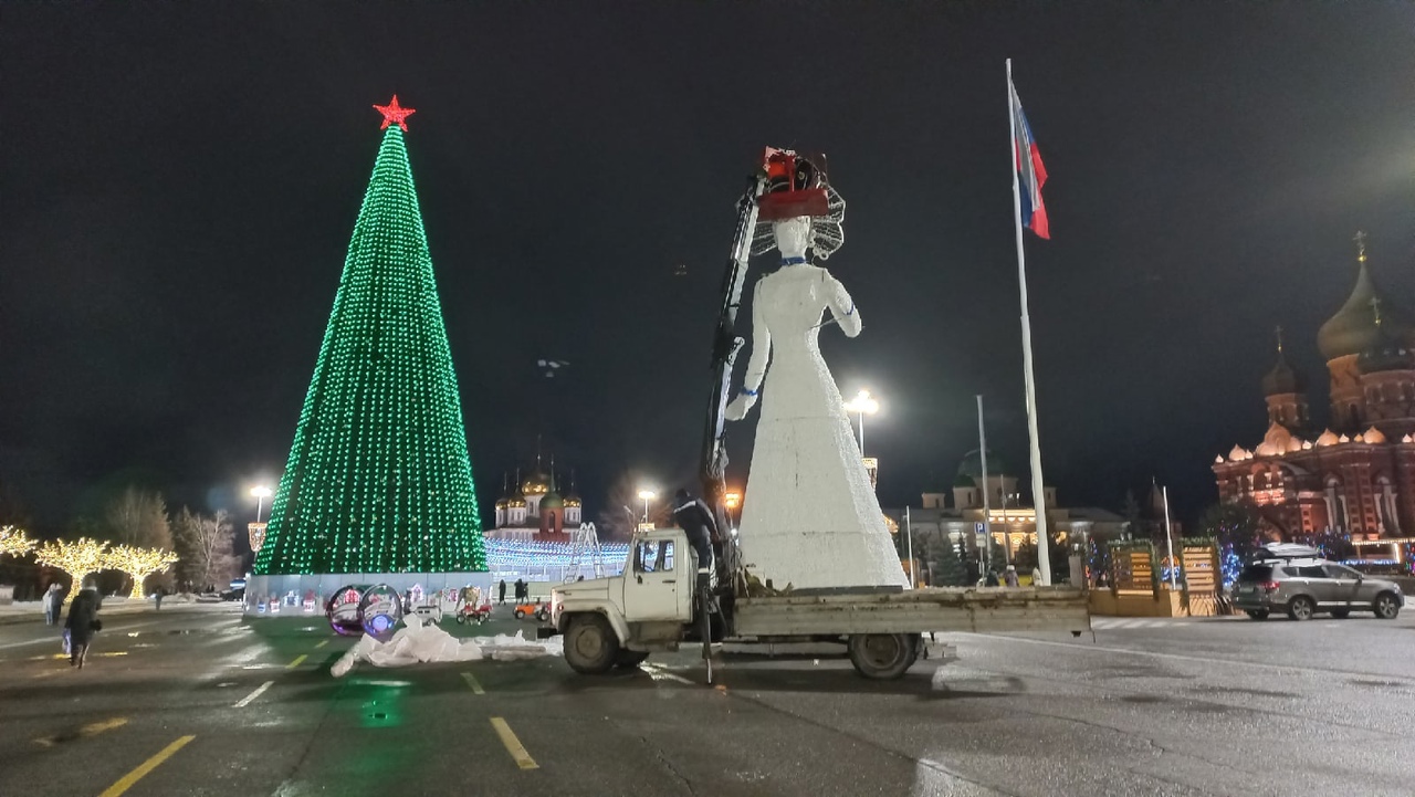 Новогодняя тула 2024 фото. Елка на площади Ленина Тула 2022. Елка в Туле 2022 на площади. Елка в Тамбове на площади Ленина 2022. Новогодняя Тула 2022 площадь.