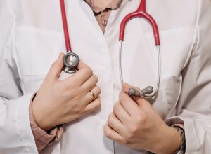 В Тульской области введут ежемесячные доплаты в 15 тыс. рублей для терапевтов и педиатров