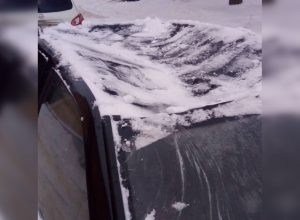В Новомосковске упавший с крыши снег серьезно повредил два автомобиля