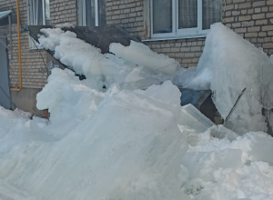 В Щекине на ул. Емельянова рухнувшая глыба льда проломила крышу подвала