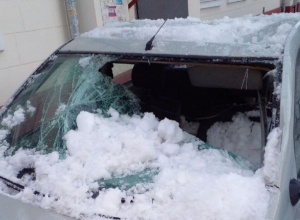 В Туле на ул. Кутузова упавшие с крыши снежная масса и наледь повредили автомобиль