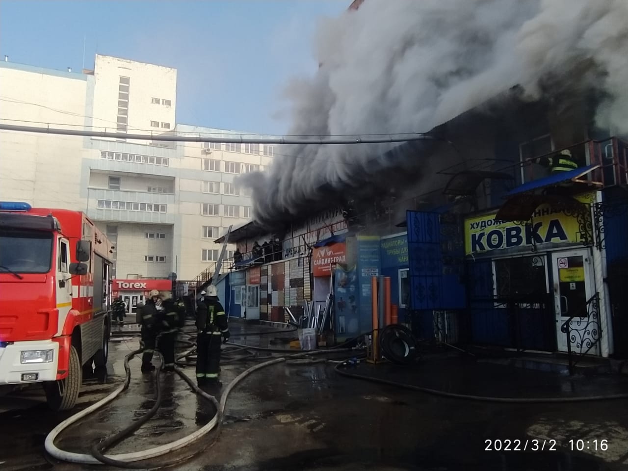 Пожар в туле сегодня в пролетарском. Пожар в Туле на Мосина. Ул Мосина 19 Тула. Кровельный центр в Туле на Мосина 8. Пожар в Туле на улице Максимовского.