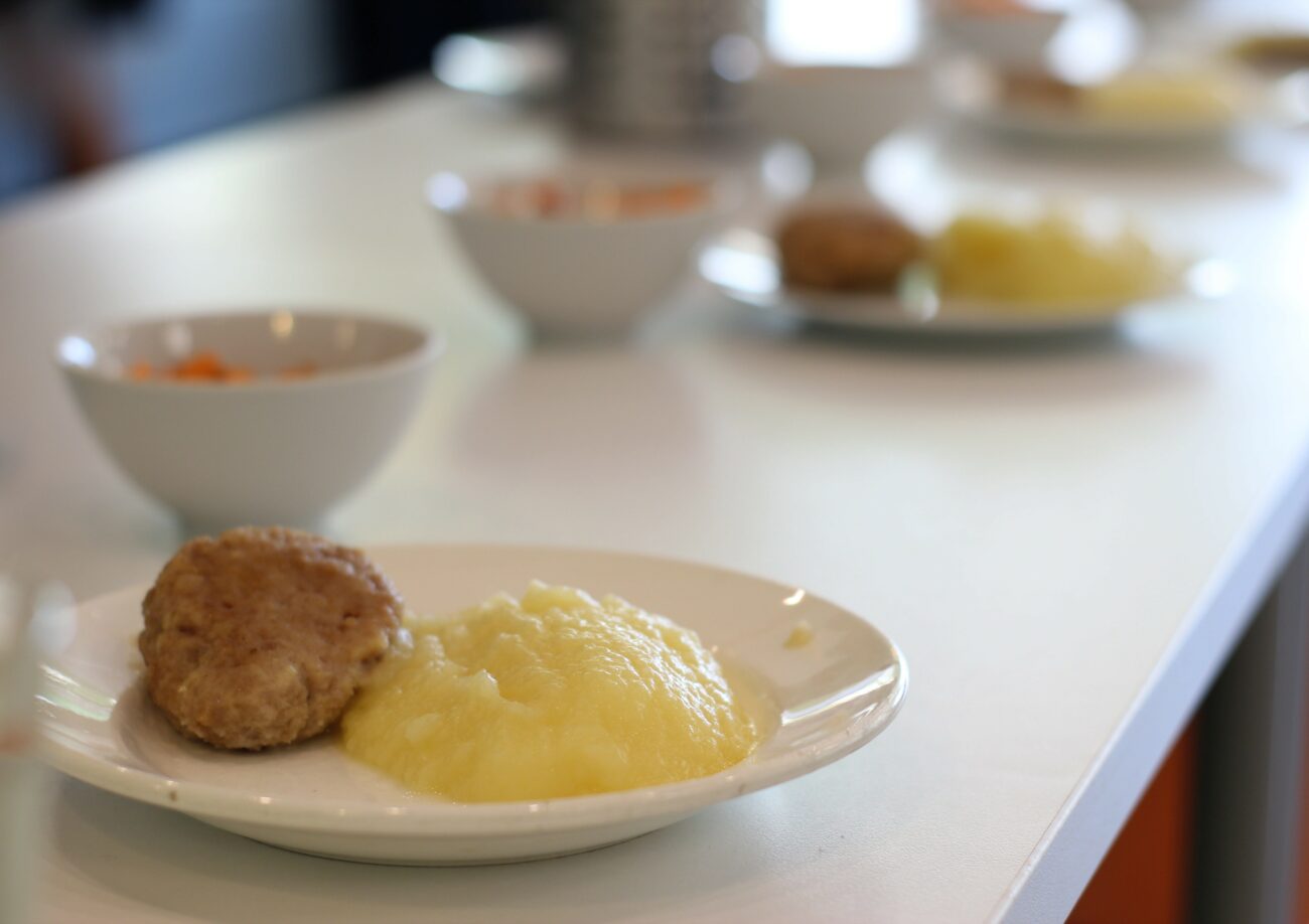 Тульские школьники не хотят обедать в столовых из-за остывшей еды и долгого ожидания