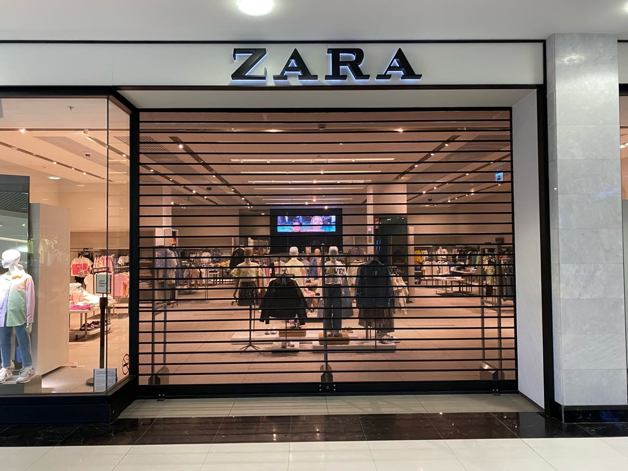 Тц закрывается. Zara магазин. Магазины Zara в России. Закрытие Zara в ТЦ.