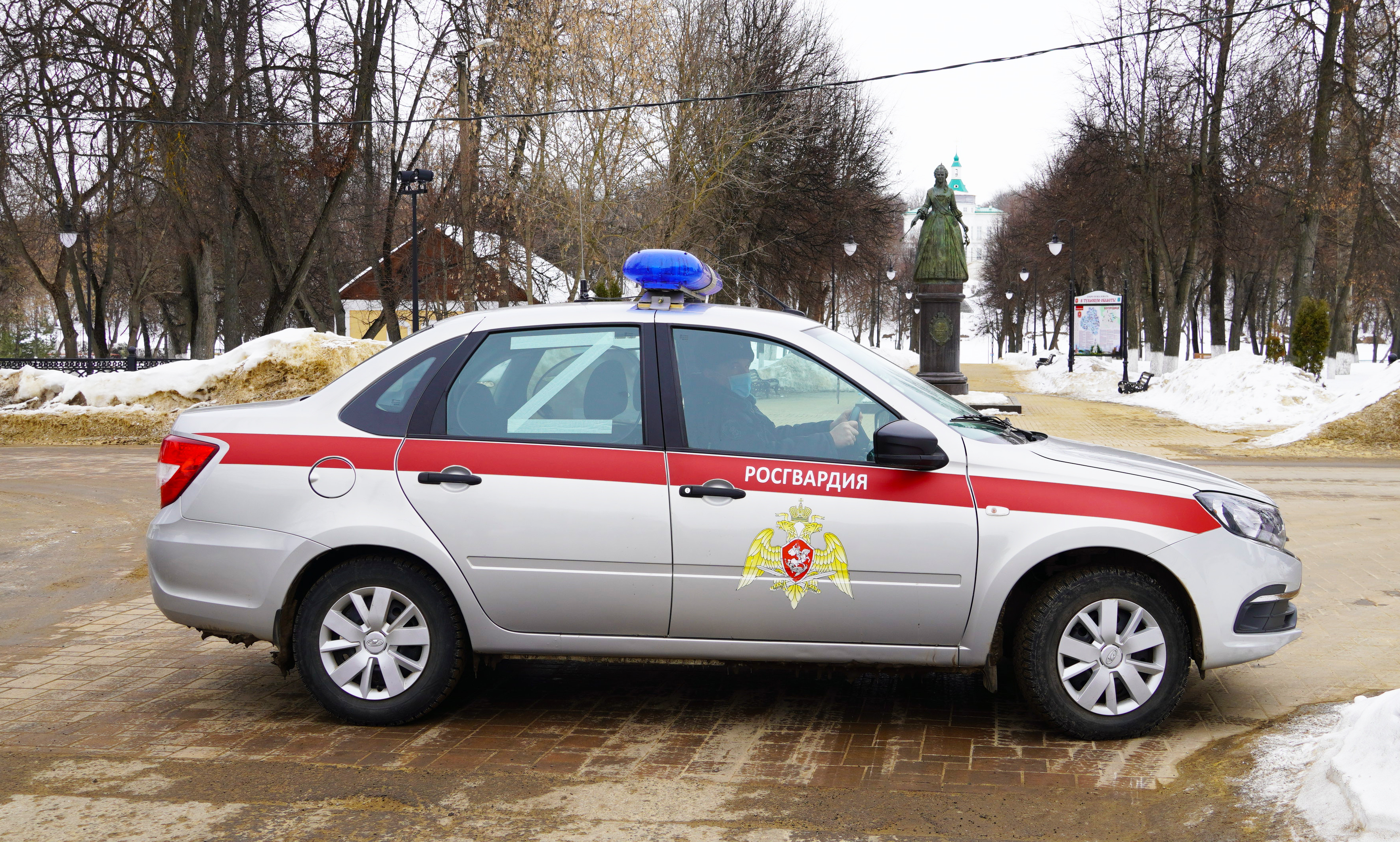 Автомобили тула. Машины Росгвардии. Росгвардия машина. Знаки на военных автомобилях. Охрана машины вневедомственная охрана.