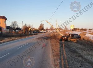 В Щекинском районе водитель на ВАЗе врезался в опору ЛЭП и дорожный знак