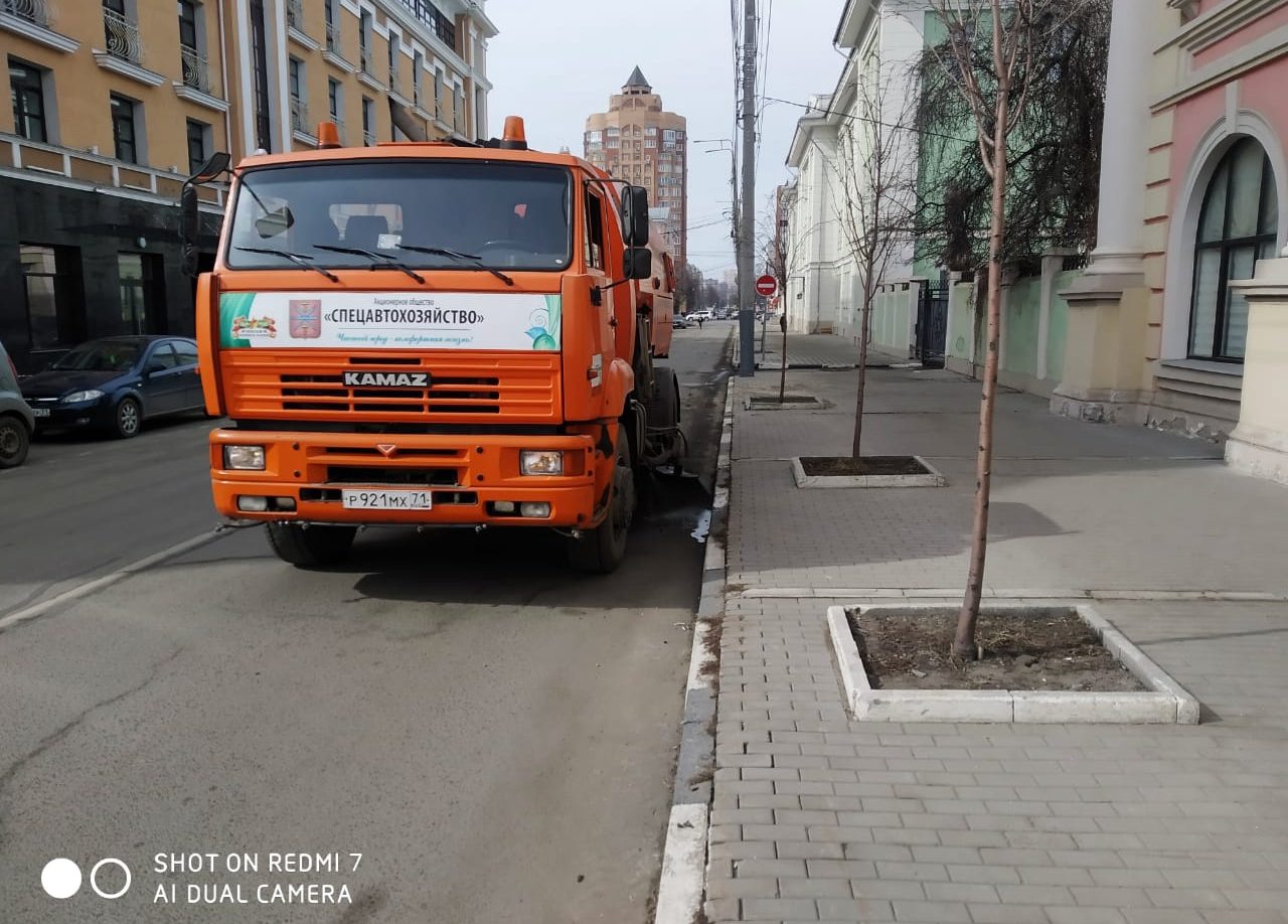 В Туле сотрудники ООО «Спецавтохозяйство» убирают дороги от смета и пыли |  ИА “Тульская Пресса”