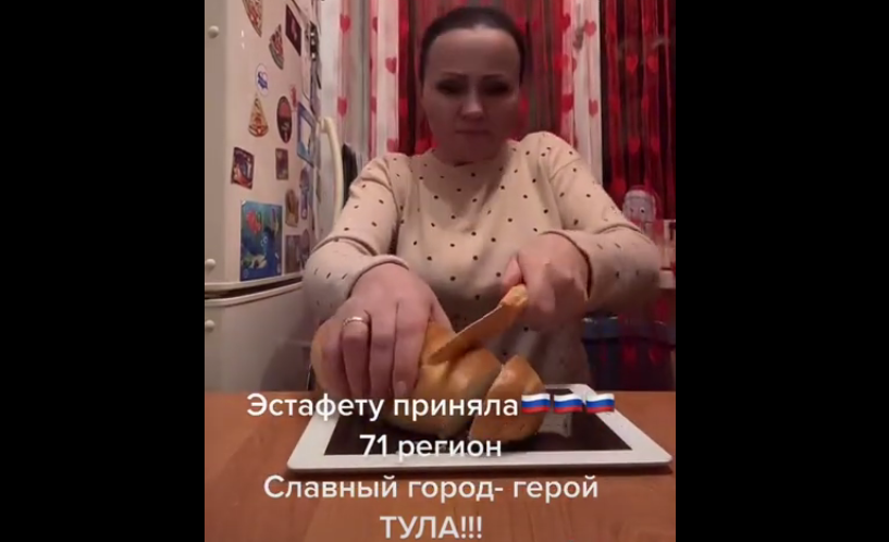 Тиктокерша из Тульской области порезала батон хлеба на экране iPad в знак протеста