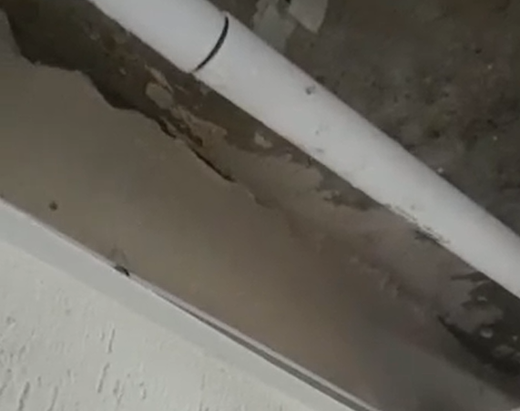 Ð Ð¢ÑÐ»Ðµ Ð½ÐµÑÐºÐ¾Ð»ÑÐºÐ¾ ÑÑÐ°Ð¶ÐµÐ¹ Ð² Ð´Ð¾Ð¼Ðµ Ð·Ð°Ð»Ð¸Ð»Ð¾ Ð³Ð¾ÑÑÑÐµÐ¹ Ð²Ð¾Ð´Ð¾Ð¹ Ð¸Ð·-Ð·Ð° Ð²Ð°Ð½Ð´Ð°Ð»Ð¾Ð²