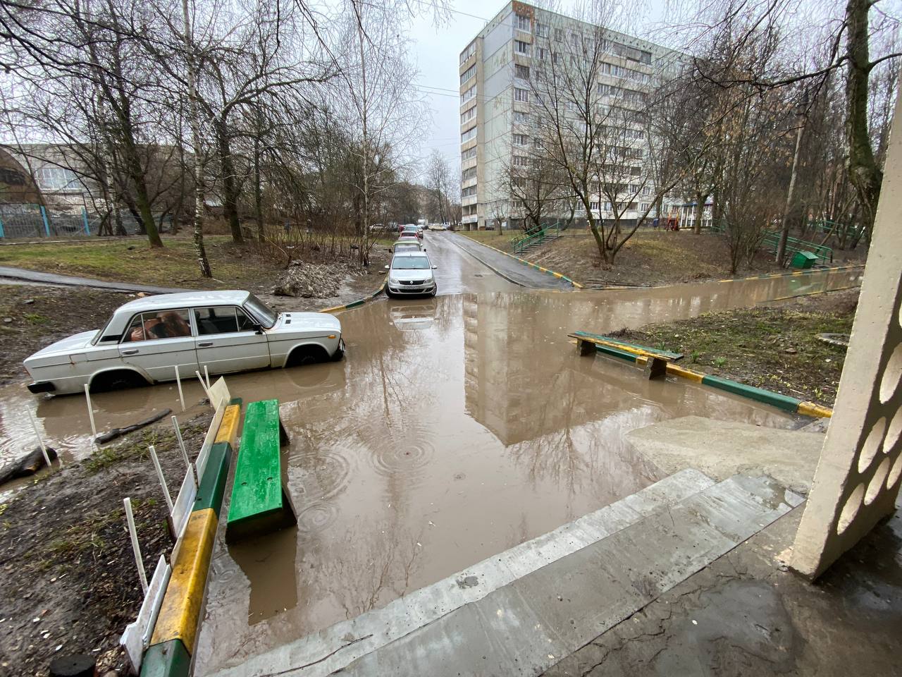 Осадки тула. Затопило Тула 2022. Затопило двор. Затопило дом. Потоп во дворе.