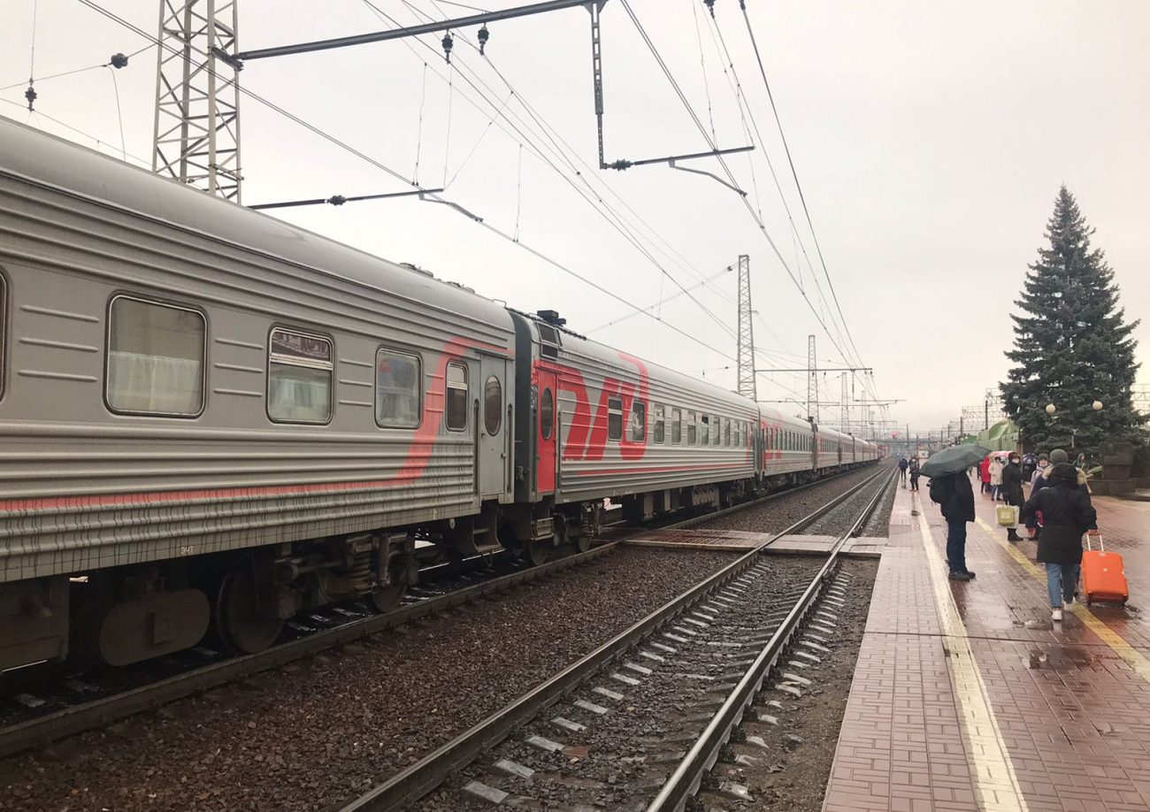 Пассажир москва адлер. Пассажирский поезд. Поезд Москва Адлер. Пассажирский поезд Москва. Пассажиры в поезде.