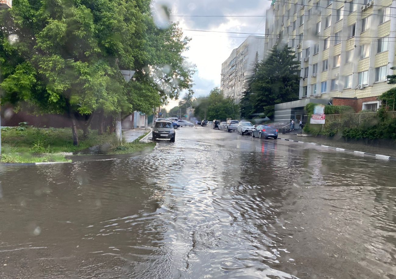 В Туле после дождя затопило дороги на ул. Галкина | 10.06.2022 | Тула -  БезФормата