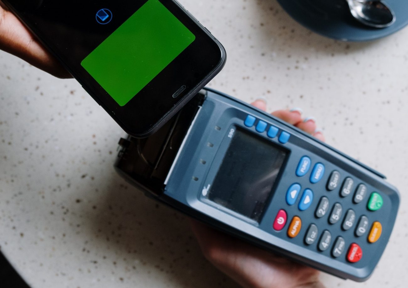 К концу ноября в российских магазинах можно будет купить товары 18+ по биометрии