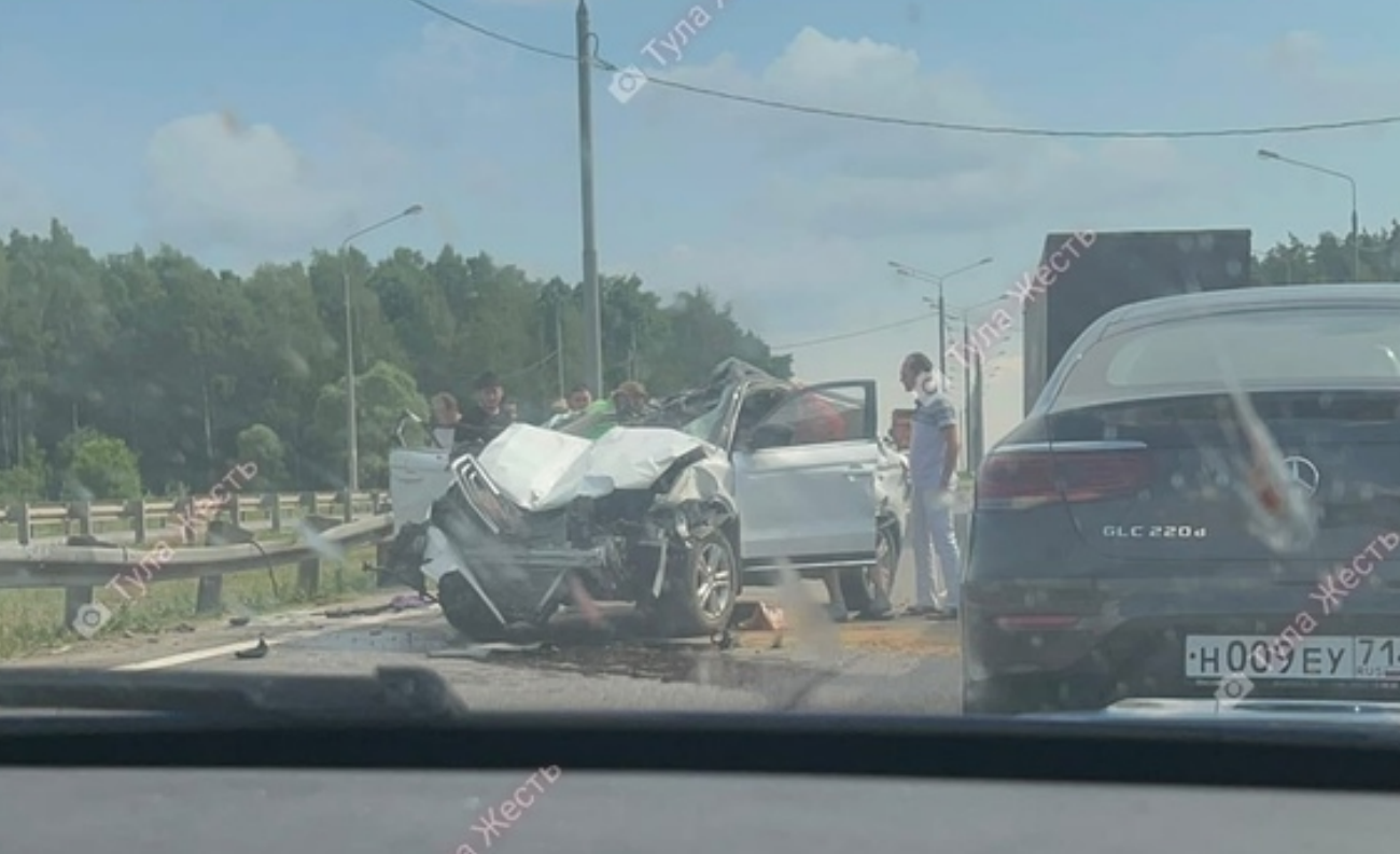 В Тульской области на трассе М-2 автомобиль въехал в ограждение и  опрокинулся | ИА “Тульская Пресса”